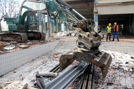 Das Hallenbad Vogelsang wird abgerissen. Bis zum 15. Januar soll dort alles fertig für die dann anstehenden Arbeiten des Neubaus sein. (Foto: © Bastian Glumm)