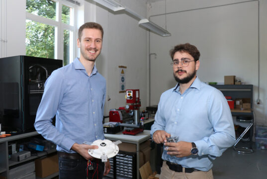 Victor J. Jürgensohn (li.) und Urs Martin Köck entwickeln mit ihrem Startup vertikale Windkraftanlagen, um eine Alternative für die großen horizontalen Anlagen zu bieten. (Foto: © Bastian Glumm)