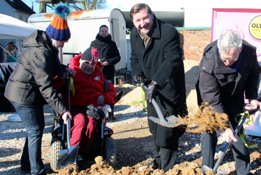 Vollzogen am Mittwoch an der Raffaelstraße den ersten Spatenstich: v.li. Beate Boll, Geschäftsführerin der Heimstatt Adolph Kolping, Dirk Krieger, Oberbürgermeister Tim Kurzbach und Helmut Röhrig, Vorstandsvorsitzender des Vereins. (Foto: © Bastian Glumm)
