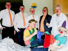 Den jungen Patienten Leander muntert der Besuch von Clown Ötti (Martin Wolff) auf. Mit dabei waren auch (v.l). Stefan Röhrig, Jörg Guardiera, Eric Brühne sowie Gudrun Berger von der Volksbank im Bergischen Land und Dr. Volker Soditt, Chefarzt der Klinik für Kinder- und Jugendmedizin im Klinikum Solingen. (Foto: © Volksbank/Anne Stahl)