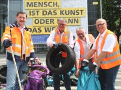 Stellten jetzt die Aktion "Sauberes Solingen" vor: v.li. Oberbürgermeister Tim Kurzbach, Joachim Radtke (Stadtmarketing), TBS-Teilbetriebsleiter Norbert Motzfeld und TBS-Leiter Martin Wegner. (Foto: © Bastian Glumm)