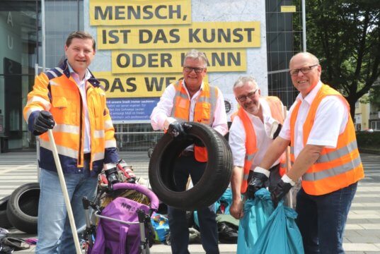 Stellten jetzt die Aktion "Sauberes Solingen" vor: v.li. Oberbürgermeister Tim Kurzbach, Joachim Radtke (Stadtmarketing), TBS-Teilbetriebsleiter Norbert Motzfeld und TBS-Leiter Martin Wegner. (Foto: © Bastian Glumm)