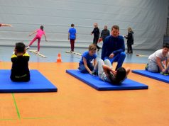 Bei einem kleinen Parcours zeigen Schülerinnen und Schüler ihr sportliches Können in Ausdauer, Kraft und Schnelligkeit. Betreut werden sie durch die Fachlehrkräfte Nadine Emmerich-Horn und Jörg Steuerbach. (Foto: © M. Hörle)