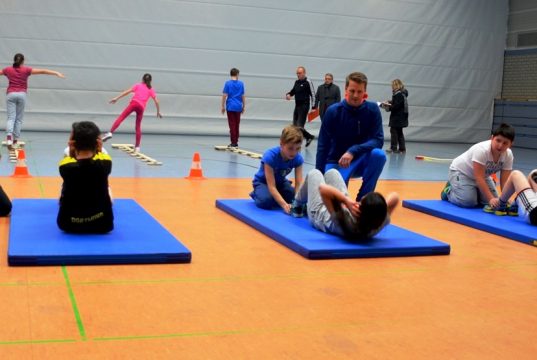 Bei einem kleinen Parcours zeigen Schülerinnen und Schüler ihr sportliches Können in Ausdauer, Kraft und Schnelligkeit. Betreut werden sie durch die Fachlehrkräfte Nadine Emmerich-Horn und Jörg Steuerbach. (Foto: © M. Hörle)