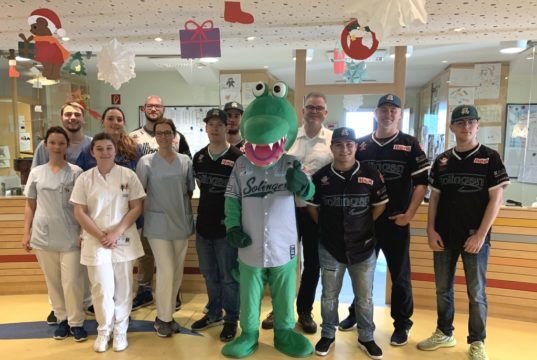Die Baseballer der Solingen Alligators besuchten jetzt die Kinderklinik im Klinikum. Mit im Gepäck hatte das Team auch in diesem Jahr jede Menge Geschenktüten mit Leckereien und Baseballcaps für die kleinen Patienten. (Foto: © Solingen Alligators)