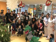 Die Bundesliga-Baseballer der Solingen Alligators besuchten zu Weihnachten die Kinderklinik im Klinikum. Natürlich brachten sie den Kindern auch Geschenke mit. (Foto: Solingen Alligators)