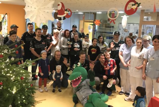 Die Bundesliga-Baseballer der Solingen Alligators besuchten zu Weihnachten die Kinderklinik im Klinikum. Natürlich brachten sie den Kindern auch Geschenke mit. (Foto: Solingen Alligators)