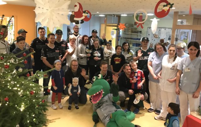 Die Bundesliga-Baseballer der Solingen Alligators besuchten zu Weihnachten die Kinderklinik im Klinikum. Natürlich brachten sie den Kindern auch Geschenke mit. (Foto: Solingen Alligators)