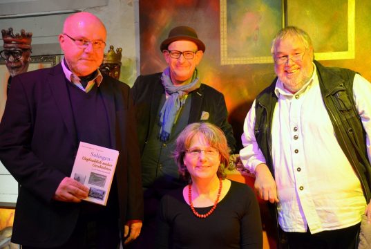 Die beiden in Solingen geborenen Autoren Johanna Precht und Olaf Link führen die Besucher mit ihren Erzählungen zurück in die Kindheit. Schorsch Wenke moderierte den Abend. Stefan Seeger hatte ins Alte Stellwerk geladen. (v. li. Olaf Link, Stefan Seeger, Schorsch Wenke, im Vordergrund Johanna Precht) (Foto: © Martina Hörle)