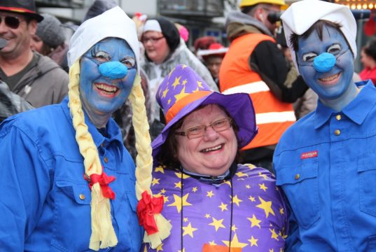Die Möhnen regieren in Solingen! Am Donnerstag übernahmen sie um 11.11 Uhr das Regiment im Walder Rundling. (Foto: © B. Glumm)