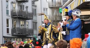 Prinz Sascha I. begeisterte am Donnerstag im Walder Rundling zur Eröffnung des Straßenkarnevals sein jeckes Publikum. (Foto: © Bastian Glumm)