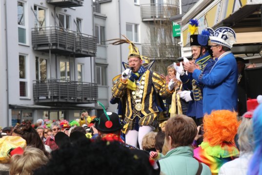 Prinz Sascha I. begeisterte am Donnerstag im Walder Rundling zur Eröffnung des Straßenkarnevals sein jeckes Publikum. (Foto: © Bastian Glumm)
