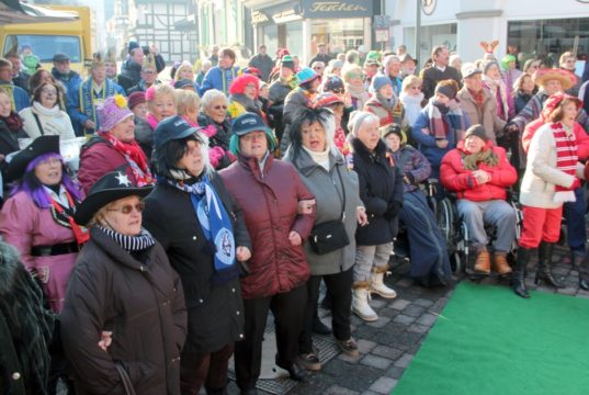 Im Walder Rundling wird traditionell der Solinger Straßenkarneval eröffnet, wie man auf unserem Archivbild sieht. Wegen Corona wurden für diese Session alle karnevalistischen Termine und Veranstaltungen abgesagt, die Vereine planen aber schon weiter. (Archivfoto: © Bastian Glumm)