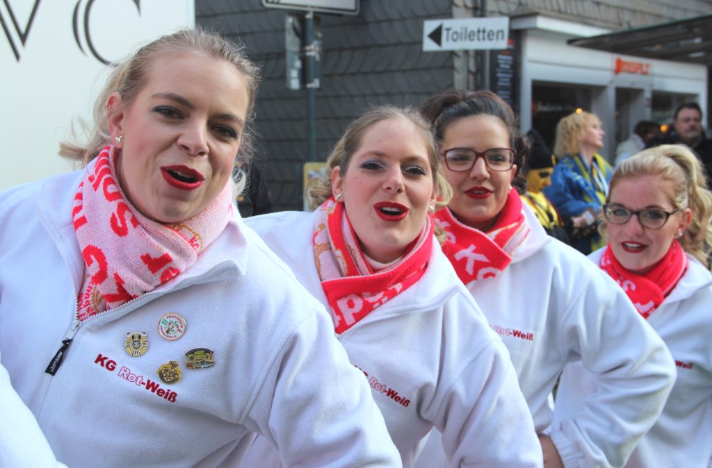 Für gute Laune sorgten im Walder Rundling die Tänzerinnen und Tänzer des Tanzcorps der KG Rot-Weiß Klingenstädter, die ihr ganzes Können zeigten. (Foto: © Bastian Glumm)