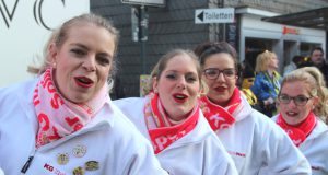Für gute Laune sorgten im Walder Rundling die Tänzerinnen und Tänzer des Tanzcorps der KG Rot-Weiß Klingenstädter, die ihr ganzes Können zeigten. (Foto: © Bastian Glumm)