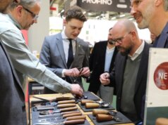 Oberbürgermeister Daniel Flemm (2. v. l.) und Vertreter von Solingen.Business informieren sich an einem Messestand über neue Produkte Solinger Aussteller auf der Ambiente 2026. (Foto: © Bastian Glumm)