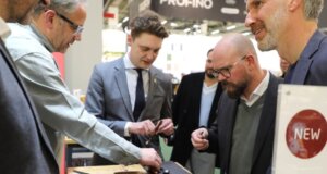 Oberbürgermeister Daniel Flemm (2. v. l.) und Vertreter von Solingen.Business informieren sich an einem Messestand über neue Produkte Solinger Aussteller auf der Ambiente 2026. (Foto: © Bastian Glumm)