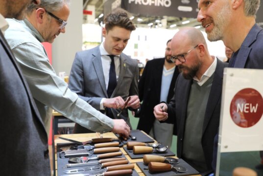 Oberbürgermeister Daniel Flemm (2. v. l.) und Vertreter von Solingen.Business informieren sich an einem Messestand über neue Produkte Solinger Aussteller auf der Ambiente 2026. (Foto: © Bastian Glumm)