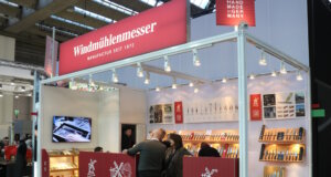 Solinger Unternehmen zeigen Stärke auf der Ambiente in Frankfurt Messestand (Jahr 2023) der Solinger Messermanufaktur Robert Herder (Windmühlenmesser) auf der Ambiente in Frankfurt. Das Unternehmen präsentiert seine Produkte dieses Mal in Halle 8.0, Stand F40. (Archivfoto: © Bastian Glumm)