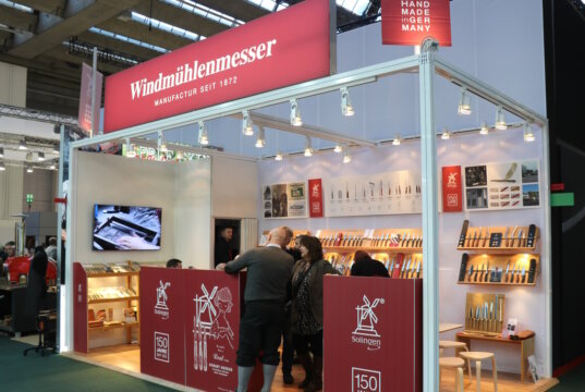 Messestand (Jahr 2023) der Solinger Messermanufaktur Robert Herder (Windmühlenmesser) auf der Ambiente in Frankfurt. Das Unternehmen präsentiert seine Produkte dieses Mal in Halle 8.0, Stand F40. (Archivfoto: © Bastian Glumm)