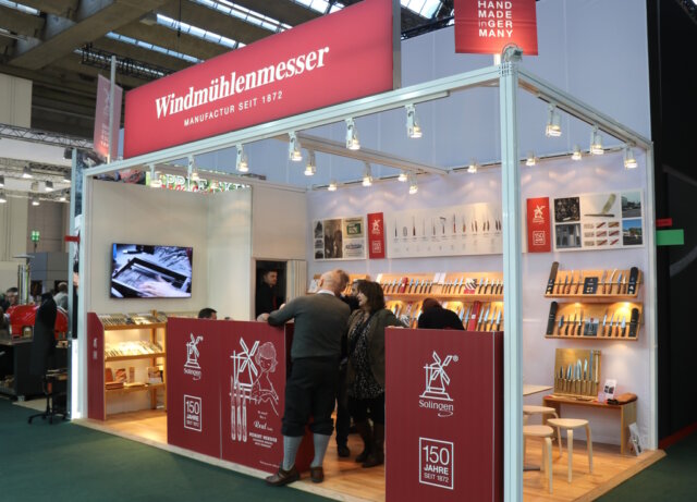 Messestand (Jahr 2023) der Solinger Messermanufaktur Robert Herder (Windmühlenmesser) auf der Ambiente in Frankfurt. Das Unternehmen präsentiert seine Produkte dieses Mal in Halle 8.0, Stand F40. (Archivfoto: © Bastian Glumm)