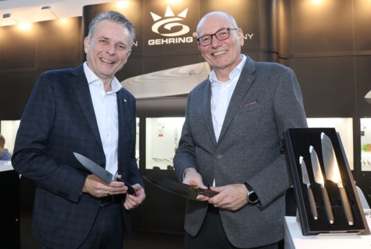 Volker (li.) und Hartmut Gehring, Geschäftsführer des Gräfrather Besteckherstellers Gehring, waren mit der diesjährigen Messe Ambiente sehr zufrieden. (Foto: © Bastian Glumm)