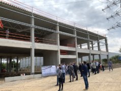Drei Monate nach Baubeginn konnte jetzt im Monhofer Feld Richtfest für den Neubau eines Logistikgebäudes der Firma Amefa gefeiert werden. (Foto: © Complemus)