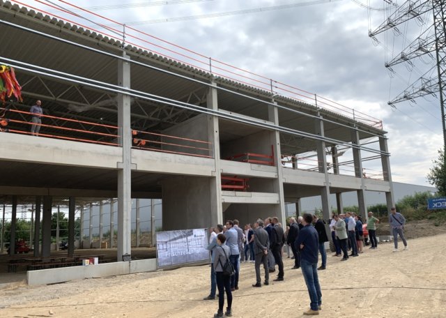 Drei Monate nach Baubeginn konnte jetzt im Monhofer Feld Richtfest für den Neubau eines Logistikgebäudes der Firma Amefa gefeiert werden. (Foto: © Complemus)