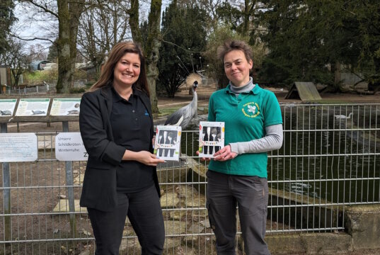Angelina Wurtscheidt (li., Amefa) kam mit Geschenken in den Tierpark Fauna. Die zoologische Leiterin Linda Bunzenthal freute sich über 150 Kinderbestecke. (Foto: © Amefa)