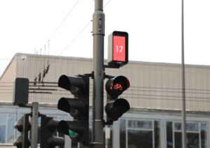 Der Monitor zeigt nach Betätigung des Tasters an, wie lange es noch dauert, bis die Ampel auf Grün umschaltet. (Foto: © Bastian Glumm) 