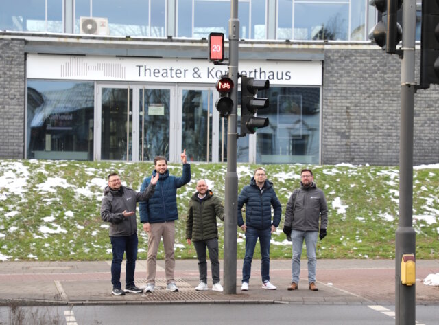 Das innovative Ampelsystem wurde von GEVAS software und AVT STOYE in Zusammenarbeit mit den Technischen Betrieben Solingen (TBS) entwickelt und von den Verantwortlichen jetzt in Betrieb genommen. (Foto: © Bastian Glumm)