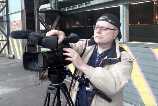 Der Solinger Filmemacher Andreas Klüpfel kooperiert mit der Wirtschaftsförderung und hält die Entwicklungen und Fortschritte auf Stöcken 17 im Bewegtbild fest. (Foto: © Ralf Georgi)