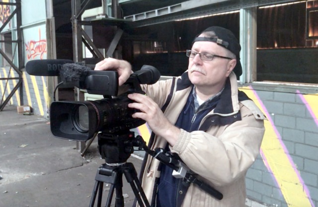 Der Solinger Filmemacher Sndreas Klüpfel kooperiert mit der Wirtschaftsförderung und hält die Entwicklungen und Fortschritte auf Stöcken 17 im Bewegtbild fest. (Foto: © Ralf Georgi)