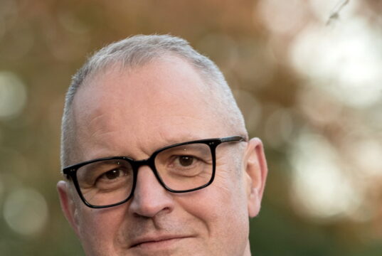 Professor Dr. Andreas Sesterhenn ist Chefarzt der Klinik für Hals-Nasen-Ohren-Heilkunde, Kopf- und Halschirurgie im Klinikum Solingen. (Foto: © Klinikum Solingen)