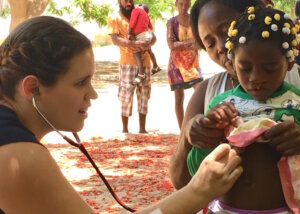 Untersuchung vor der Operation: Dr. Svenja Wildfeuer kümmert sich in Angola um ein Kind mit Lippen-Kiefer-Spalte. (Foto: privat)