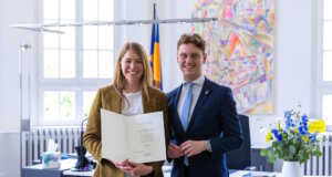 Anna Lenker-Koukounarakis wurde an ihrem ersten offiziellen Arbeitstag von Oberbürgermeister Daniel Flemm im Solinger Rathaus empfangen. Die neue Beigeordnete übernimmt das Dezernat für Jugend, Schule, Integration, Kultur und Sport. (Foto: © Stadt Solingen)
