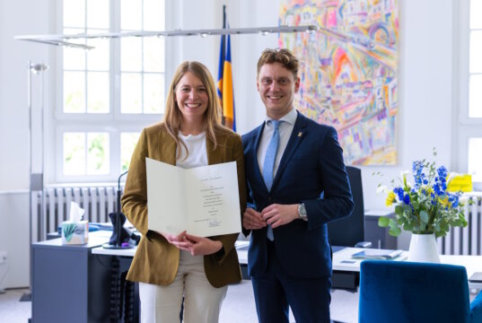 Anna Lenker-Koukounarakis wurde an ihrem ersten offiziellen Arbeitstag von Oberbürgermeister Daniel Flemm im Solinger Rathaus empfangen. Die neue Beigeordnete übernimmt das Dezernat für Jugend, Schule, Integration, Kultur und Sport. (Foto: © Stadt Solingen)