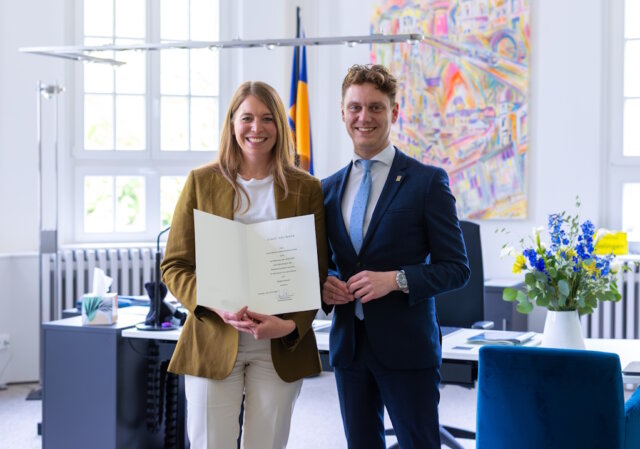 Anna Lenker-Koukounarakis wurde an ihrem ersten offiziellen Arbeitstag von Oberbürgermeister Daniel Flemm im Solinger Rathaus empfangen. Die neue Beigeordnete übernimmt das Dezernat für Jugend, Schule, Integration, Kultur und Sport. (Foto: © Stadt Solingen)
