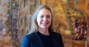 Der Rat der Stadt Solingen hat Anna Lenker-Koukounarakis (parteilos) mit großer Mehrheit zur neuen Beigeordneten gewählt. Damit tritt die 39-Jährige die Nachfolge von Dezernentin Dagmar Becker an. (Foto: © Stadt Solingen)