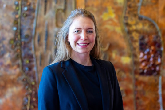 Der Rat der Stadt Solingen hat Anna Lenker-Koukounarakis (parteilos) mit großer Mehrheit zur neuen Beigeordneten gewählt. Damit tritt die 39-Jährige die Nachfolge von Dezernentin Dagmar Becker an. (Foto: © Stadt Solingen)