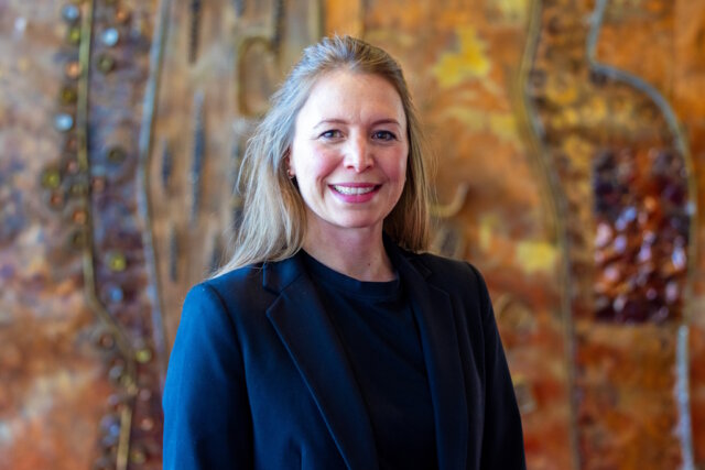 Der Rat der Stadt Solingen hat Anna Lenker-Koukounarakis (parteilos) mit großer Mehrheit zur neuen Beigeordneten gewählt. Damit tritt die 39-Jährige die Nachfolge von Dezernentin Dagmar Becker an. (Foto: © Stadt Solingen)