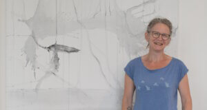 Die Künstlerin Anne Wever ist bis Ende August mit einer Soloausstellung im Atelier AndersARTtig in den Güterhallen präsent. (Foto: © Anne Wever)