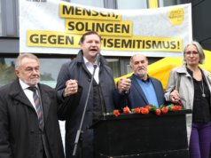 Riefen am Freitag die Solingerinnen und Solinger zur Solidarität mit Menschen jüdischen Glaubens auf: v.li. Leonid Goldberg, Vorsitzender der Jüdischen Kultusgemeinde Wuppertal, Oberbürgermeister Tim Kurzbach, Horst Koss und Dr. Ilka Werner, Superintendentin des Evangelischen Kirchenkreises Solingen. (Foto: © Bastian Glumm)