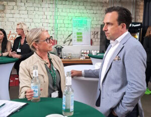 AOK-Regionaldirektorin Christiane Otto im Gespräch mit Prof. Dr. med. Markus Fleisch. (Foto: © AOK Bergisches Land)