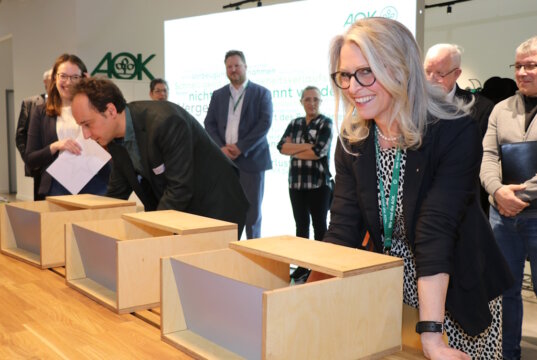 Christiane Otto, Regionaldirektorin der AOK Bergisches Land, eröffnete am Montag gemeinsam mit Bürgermeister Thilo Schnor das einmonatige AOK-Schulungsprogramm „Demenz – mein Leben und Du“. Dabei können auch Simulationen ausprobiert werden, die das Verständnis für an Demenz erkrankte Menschen steigern sollen. (Foto: © Bastian Glumm)