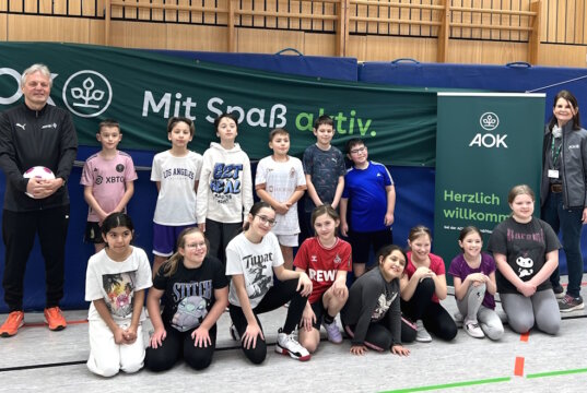 Einmal mit echten Fußballprofis trainieren – dieser Traum wurde für die Schülerinnen und Schüler der Grundschule Yorckstraße in Solingen im Rahmen der AOK-Grundschultour Wirklichkeit. (Foto: © AOK)