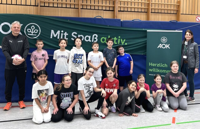 Einmal mit echten Fußballprofis trainieren – dieser Traum wurde für die Schülerinnen und Schüler der Grundschule Yorckstraße in Solingen im Rahmen der AOK-Grundschultour Wirklichkeit. (Foto: © AOK)