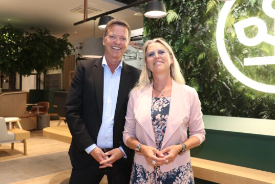 Christiane Otto, Regionalleiterin der AOK Rheinland/Hamburg, und Ralf Thönes, Leiter des AOK-Hauses in Solingen, stellten jetzt die neuen Räume der Krankenkasse in den Clemens-Galerien vor. (Foto: © Bastian Glumm)