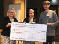 Christiane Otto (mi.), AOK-Regionaldirektorin Bergisches Land, überreichte jetzt den Scheck in Höhe von 1.000 Euro an Andrea Johanna Ditgens und Malte Andresen vom Verein „Wir in der Hasseldelle“. (Foto: © Bastian Glumm)