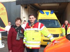 Gingen am Mittwoch mit der Rettungswache 6 pünktlich an den Start: Anne Paweldyk, Geschäftsführerin des Arbeiter-Samariter-Bund Regionalverband Bergisch Land e.V. und die 20 Mitarbeiterinnen und Mitarbeiter um Wachleiter Lucian Günther. (Foto: © B. Glumm)